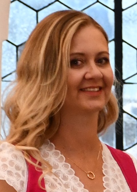 Daniela Kreilinger als Schwester Gertrud, Mitarbeiterin im Kurhotel